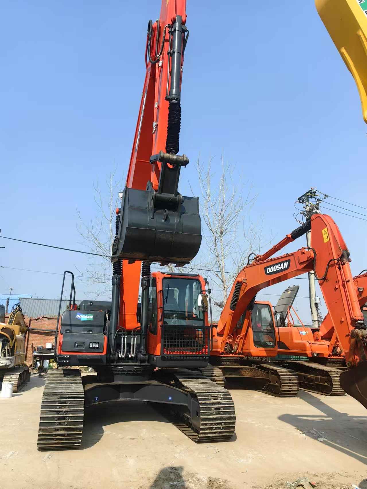 Doosan DX225 Excavator