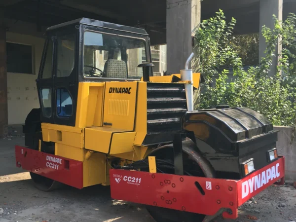 Dynapac CC211 Roller