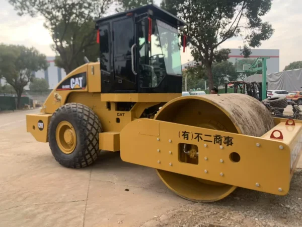 Caterpillar CS683 Roller